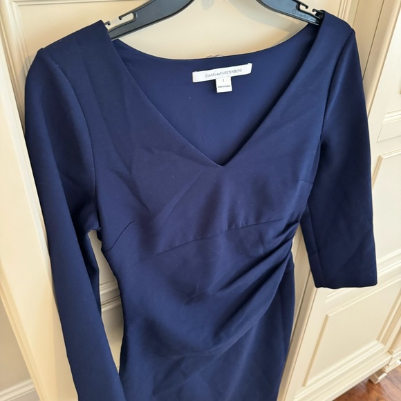DVF BEVIN SHEATH WITH 3/4 SLEEVES IN NAVY BLUE SIZE 2. - Picture 3 of 9